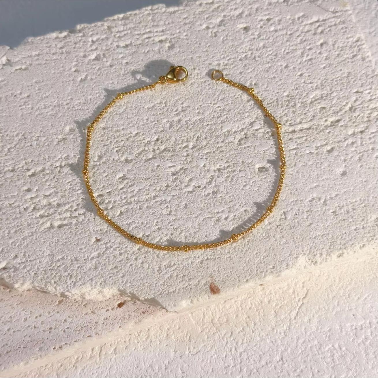 Chained Elegance Bracelet - Gold-Colored Chain with Simple Design and Secure Clasp